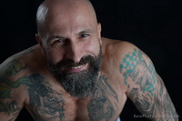 Sesso fotogrfica de urso musculoso tatuado